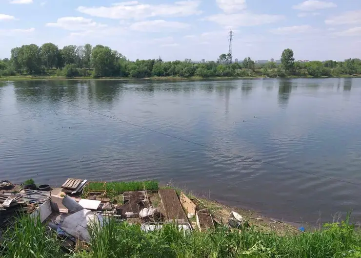 В Красноярске 7-летняя девочка спасала мячик и утонула в Енисее