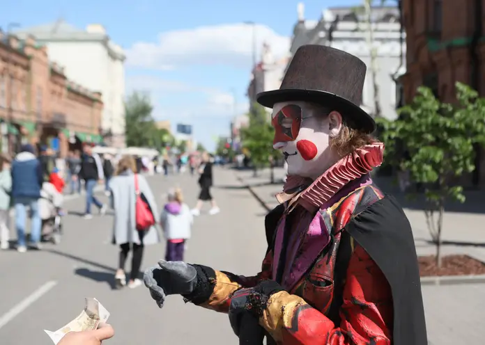 В Красноярске появились вымогающие деньги у жителей и гостей города аниматоры