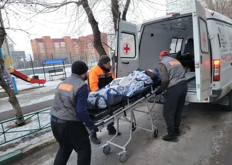 В Красноярске врачи транспортировали в больницу паллиативную пациентку и спасли ее