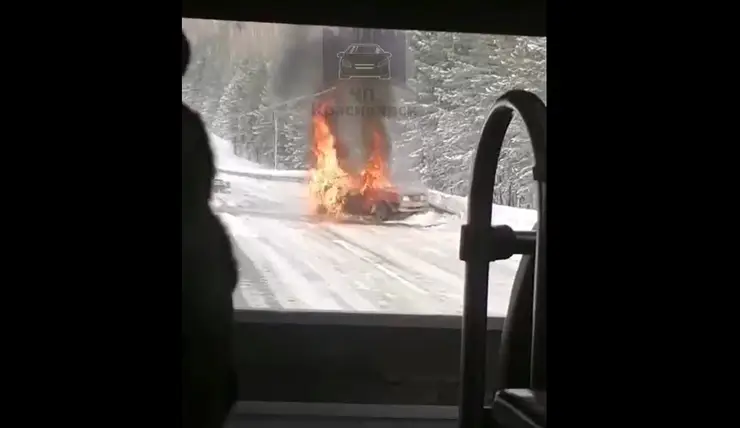 На трассе в Красноярском крае автомобиль ВАЗ полностью сгорел после столкновения с фурой