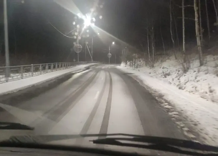 Снежные дороги на окраинах Красноярска ночью посыпали солью