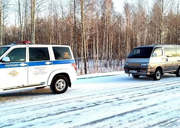 Автоинспекторы Красноярского края в 40-градусный мороз помогли вахтовику улететь на работу