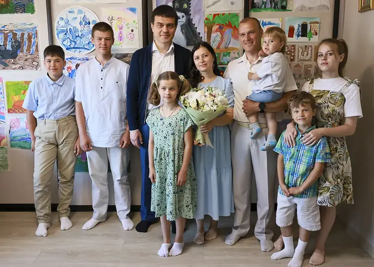 Врио губернатора Михаил Котюков наградил лучшие семьи Красноярского края