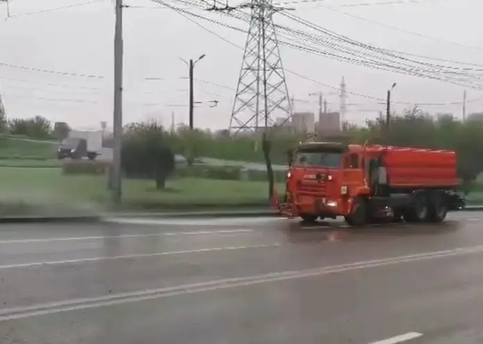 Красноярцам рассказали, зачем мыть дороги в дождь