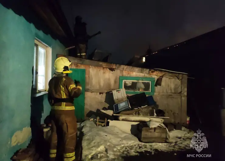 В Красноярске ночью произошел пожар на складе с пивным оборудованием на улице Марии Цукановой