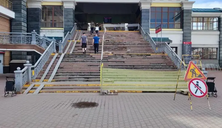 На площади Красноярского железнодорожного вокзала ремонтируют пешеходный мост