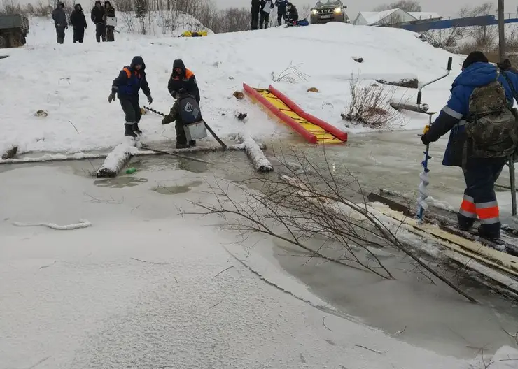 В Красноярском крае из-за угрозы отрыва льдины эвакуировали 36 рыбаков