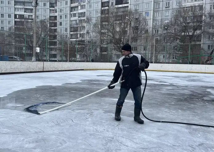 Ледовые площадки начали заливать в Советском районе Красноярска