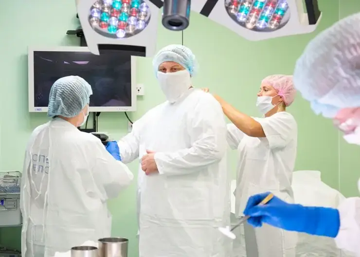В Красноярске 82-летнему пациенту провели сложную операцию по удалению рака кишки
