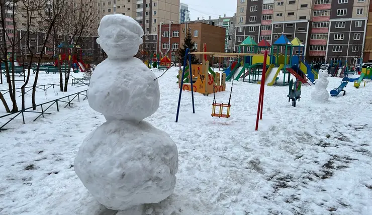 Красноярцы 8 марта массово лепили снеговиков