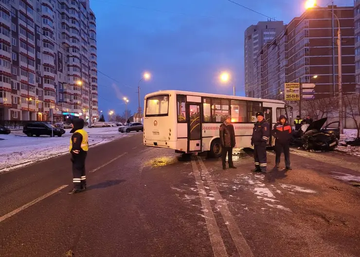 В Красноярске погибшим в аварии с автобусом парню и девушке было по 18 лет
