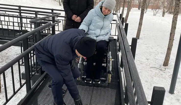 В Красноярске в сквере «Одесский» обновили пандус для маломобильных граждан