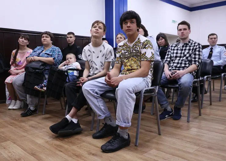 В Красноярске двоих школьников наградили за спасение двухлетнего ребенка от падения из окна