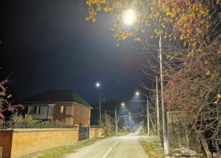В Красноярске на 10 улицах поселка Торгашино установили новое освещение