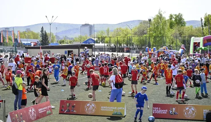 Красноярская футбольная академия установила рекорд по одновременному жонглированию мячом