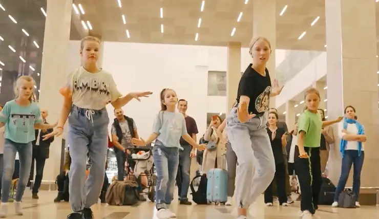 В аэропорту Красноярска устроили танцы под джазовую музыку