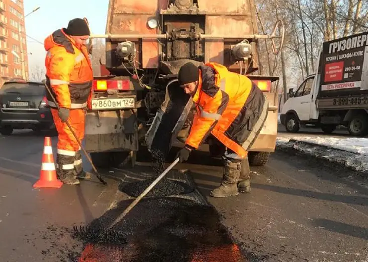 Главные магистрали Красноярска в минусовые температуры ремонтировали «литым» асфальтом