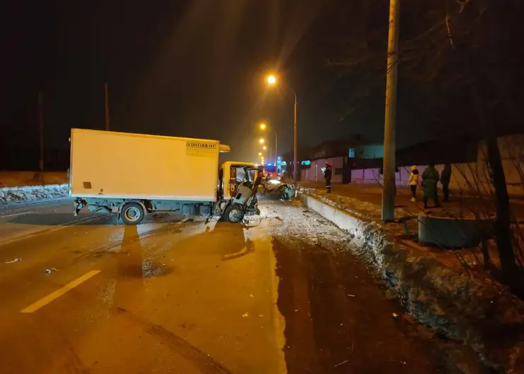 На Семафорной в Красноярске в ДТП с грузовиком погиб мужчина