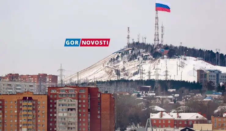 В Красноярске сильный ветер повредил флаг на Николаевской сопке