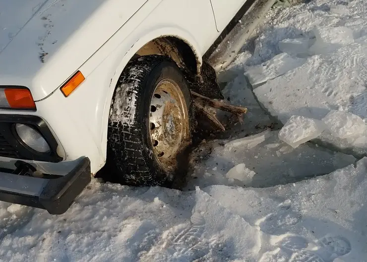 На Красноярском водохранилище автомобиль чуть не провалился под лед вместе с водителем