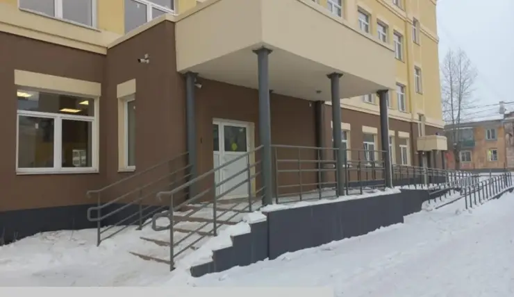 В Красноярске закончили реконструкцию старейшей школы на улице Песочной