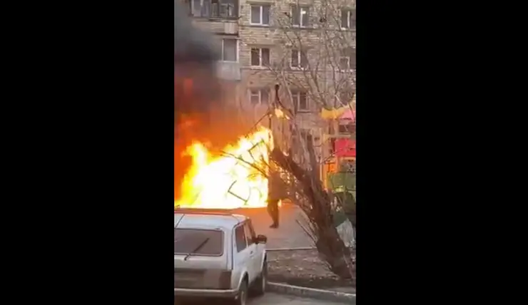 В Красноярске на улице Гладкова сгорела детская площадка