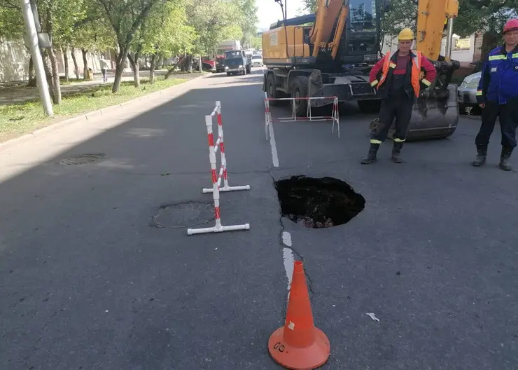 В Красноярске на улице Кирова провалился асфальт