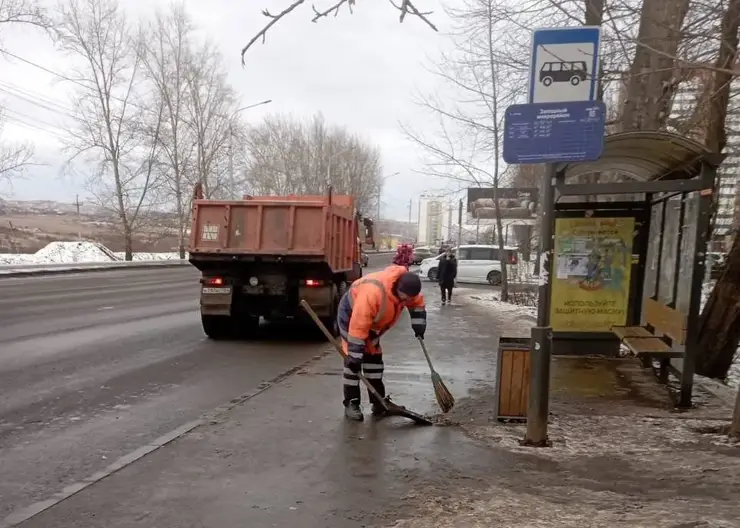 В Красноярске 13 ноября улицы города убирают 255 рабочих и 111 единиц техники