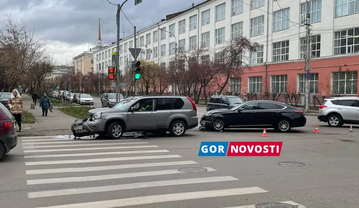 В Красноярске на Робеспьера столкнулись Nissan и Genesis