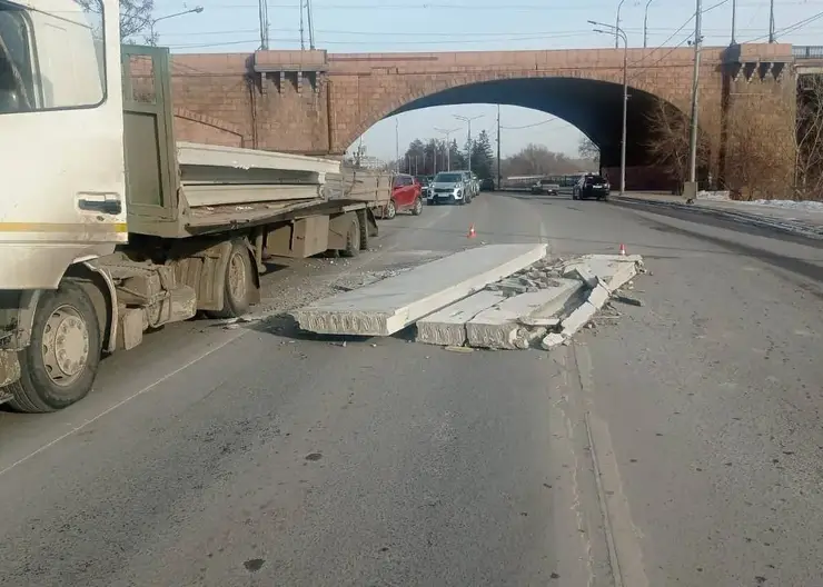 В Красноярске выпавший из фуры груз перекрыл улицу Дубровинского