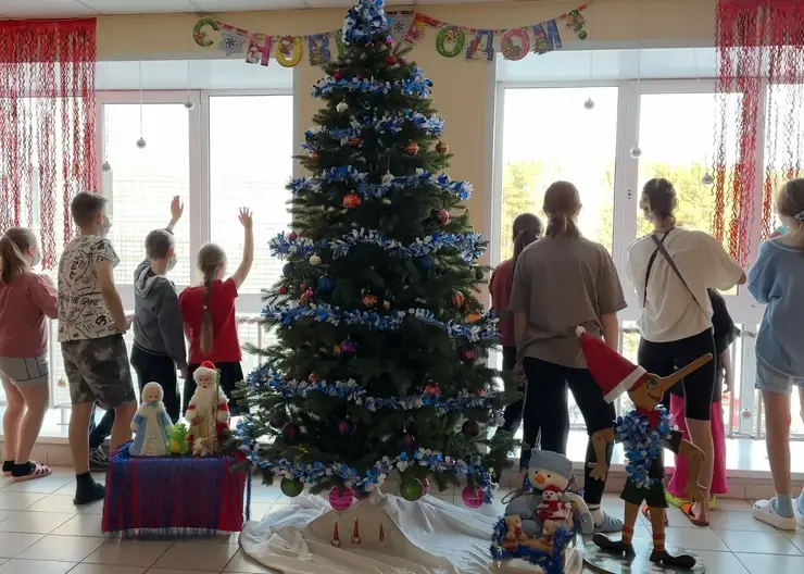 В Красноярске Дед Мороз-альпинист поздравил юных пациентов краевой детской больницы