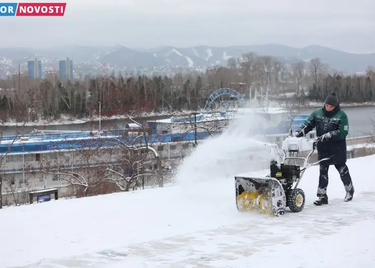 С улиц Красноярска 7 ноября снег убирают 124 машины