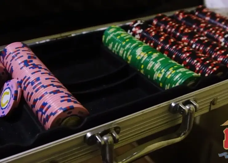 В Красноярске «накрыли» подпольное казино с покерными столами на Телевизорной