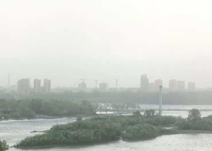 Красноярск накрыла пылевая буря и дождь