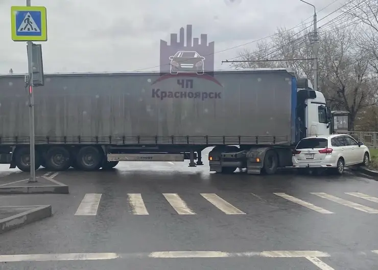Небольшое ДТП поставило в пробку улицу Пограничников в Красноярске