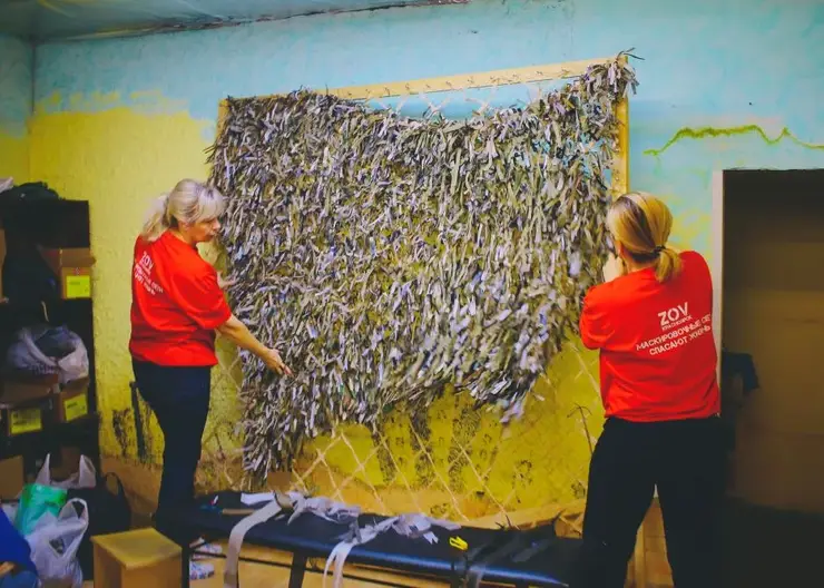 В Красноярске волонтеры плетут маскировочные сети для фронта