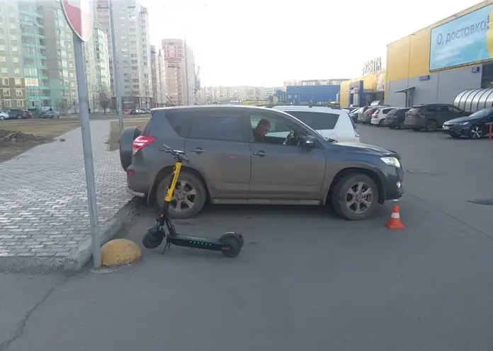 В Северном две школьницы на электросамокате врезались в стоящий автомобиль