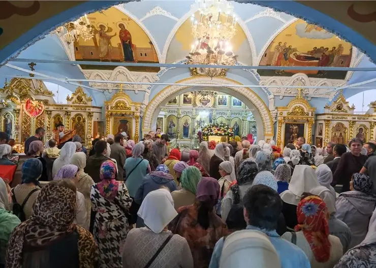 В Красноярске тысячи горожан приложились к мощам Георгия Победоносца