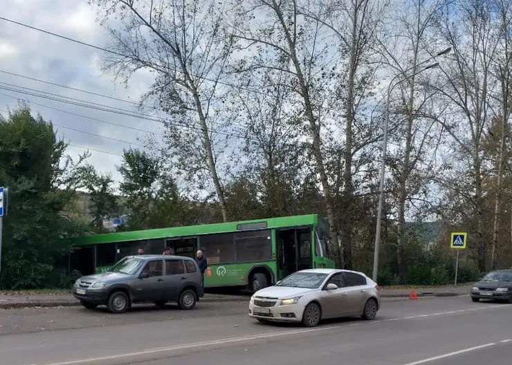 В Красноярске автобус с пассажирами загадочно съехал в кювет