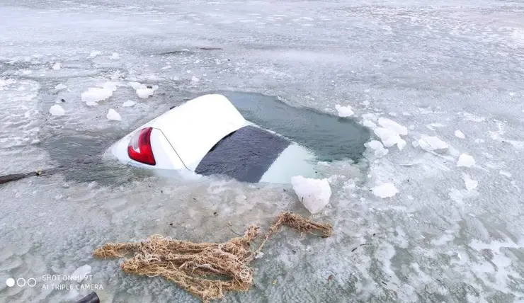 На Красноярском водохранилище автомобиль ушел под лед