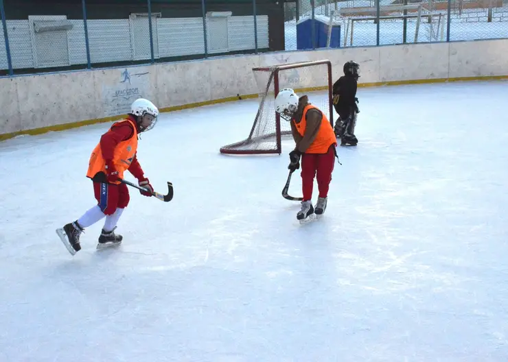 В Ленинском районе Красноярска бесплатно учат кататься на коньках