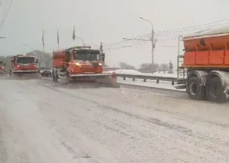 За ночь с улиц Красноярска вывезли почти 250 КамАЗов снега