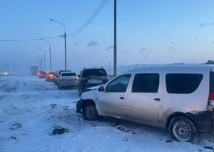 На трассе под Красноярском столкнулись 12 автомобилей
