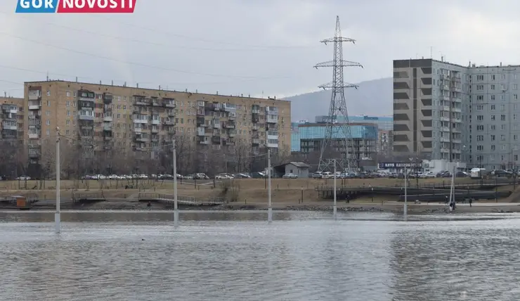 В Красноярске в реке Енисей поднялся уровень воды