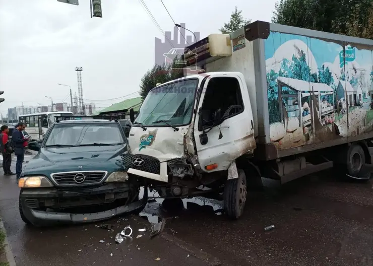 В Красноярске на Свердловской столкнулись шесть автомобилей