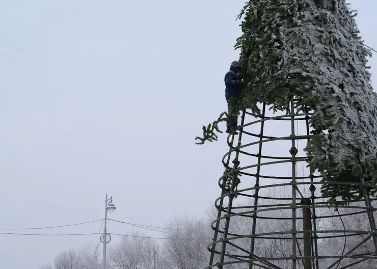 Из-за потепления в Красноярске разбирают ёлки и городки
