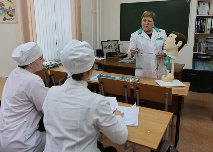 Какие качества воспитывают преподаватели у будущих медсестёр и акушеров?