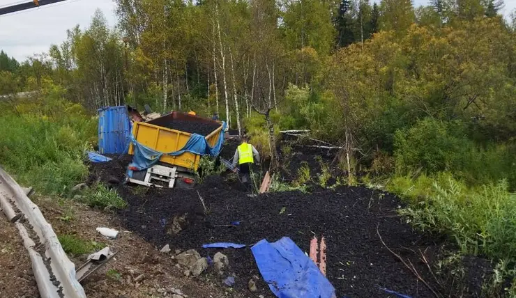 В Красноярском крае водитель перевернулся на грузовике и погиб на месте
