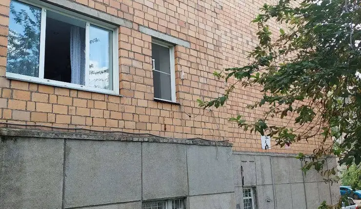 В Красноярске из окна третьего этажа выпал двухлетний мальчик