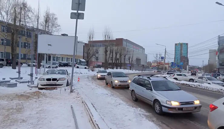 В Красноярске женщина на BMW сбила 8-летнего ребенка на тротуаре